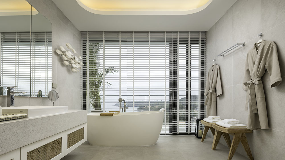 Surin Seaview Villa - Master bedroom ensuite bathroom